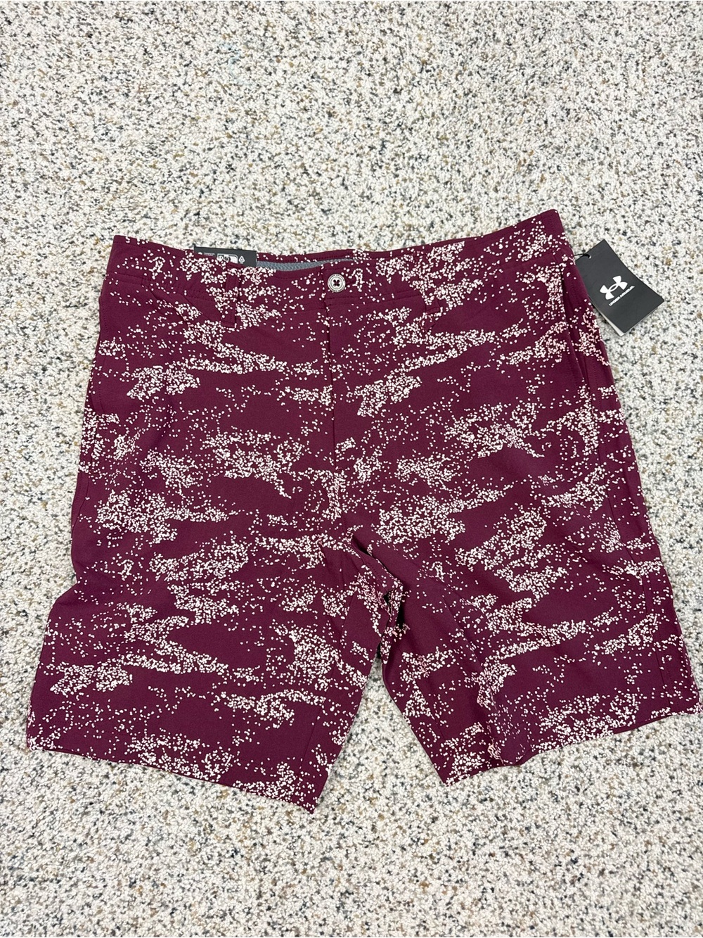 Under Armour Golf Shorts Mens 36 Maroon Red Abstract Print AOP Athletic Sporty